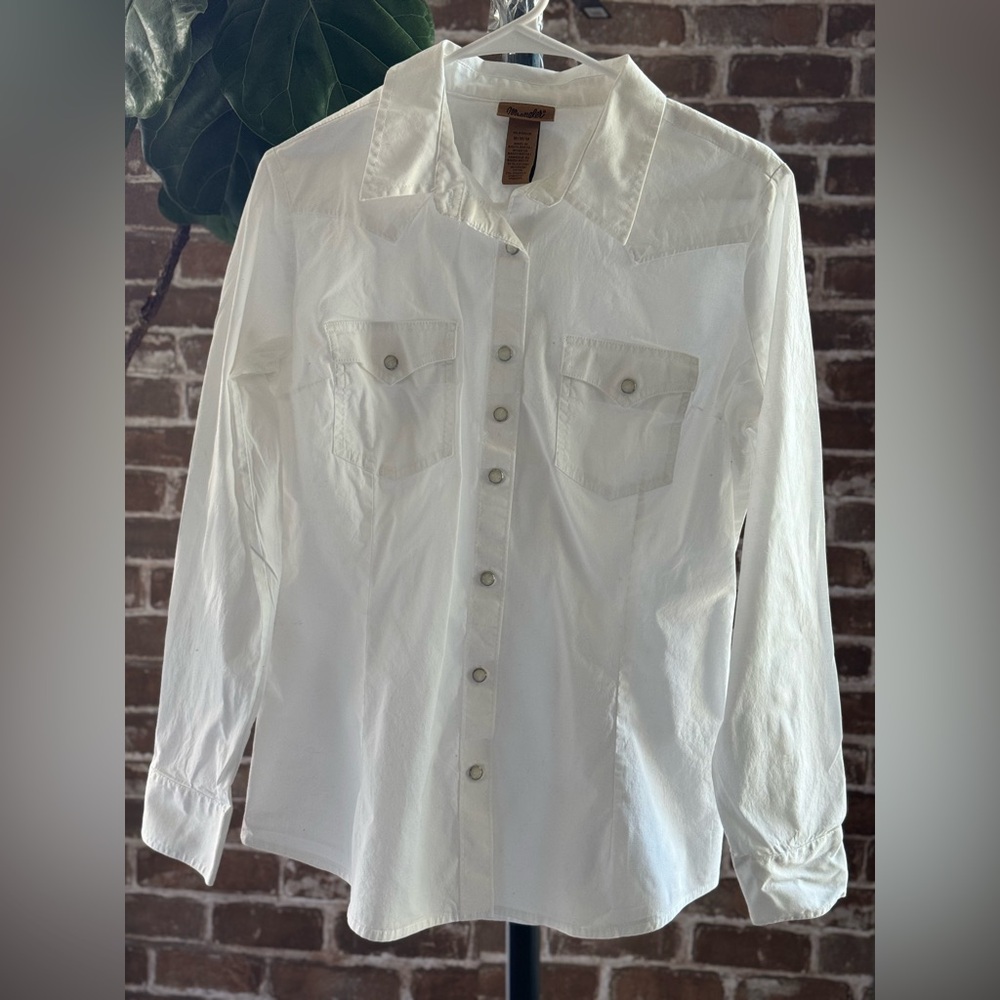 Women’s Wrangler Long sleeved snap up shirt.